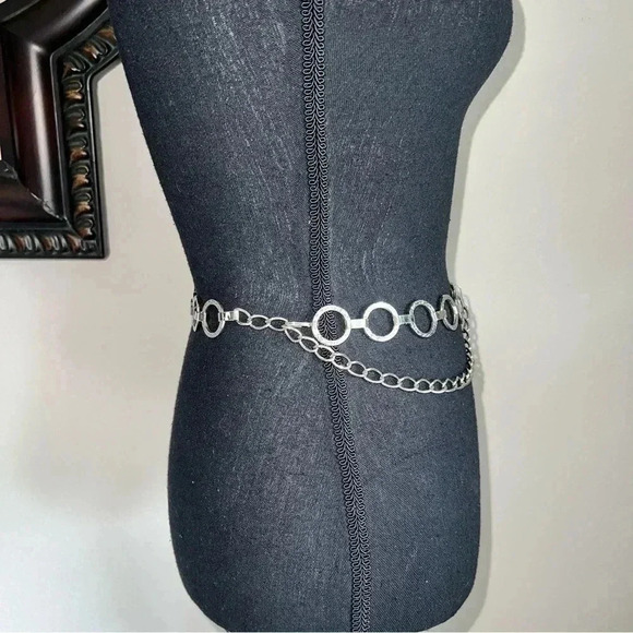 Women’s Silver Tone Chainlink Lightweight Circle Belt OS Fits Most - Picture 7 of 13